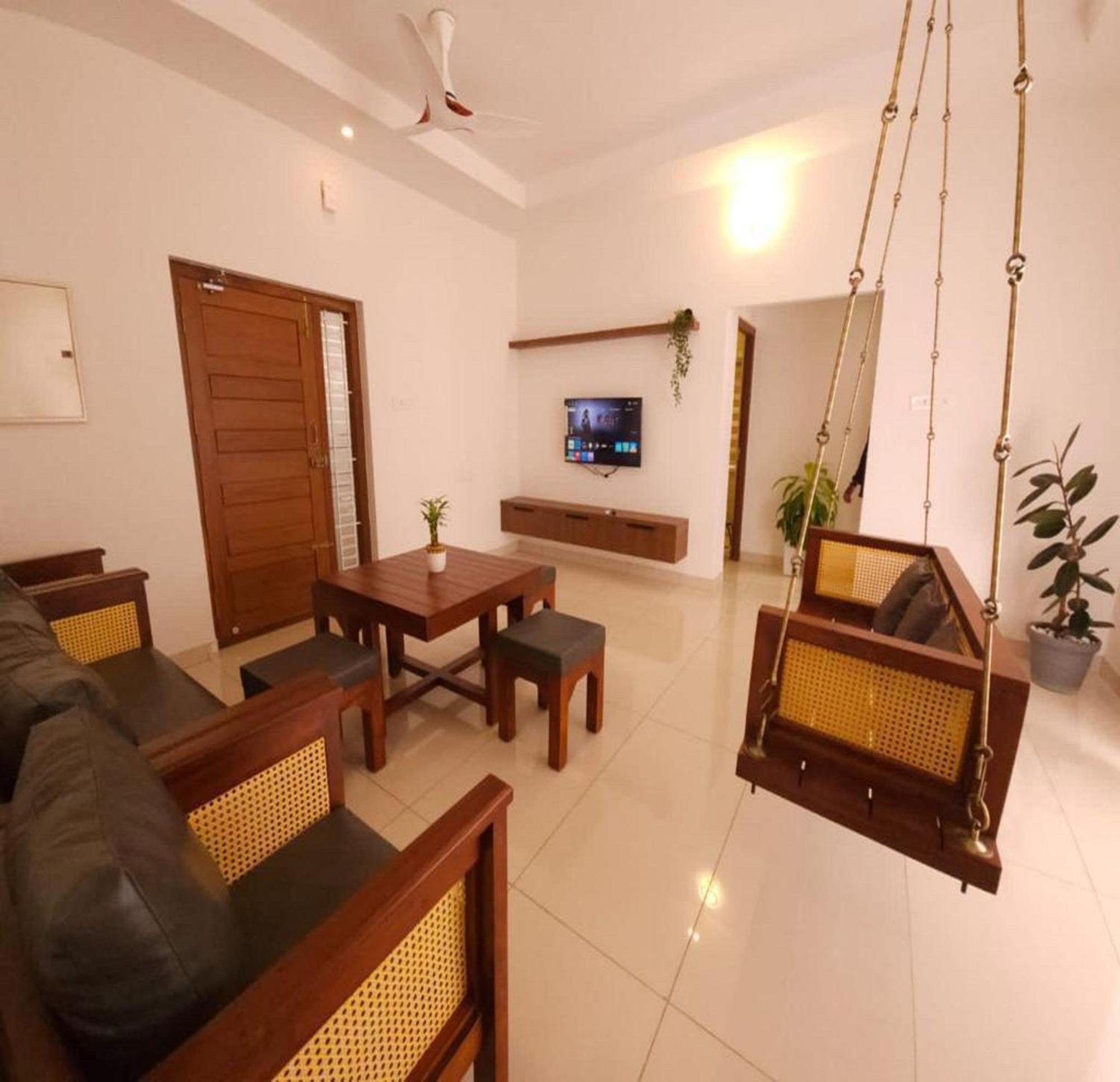 Thulasi Avenue Inn Pollāchi Exteriör bild