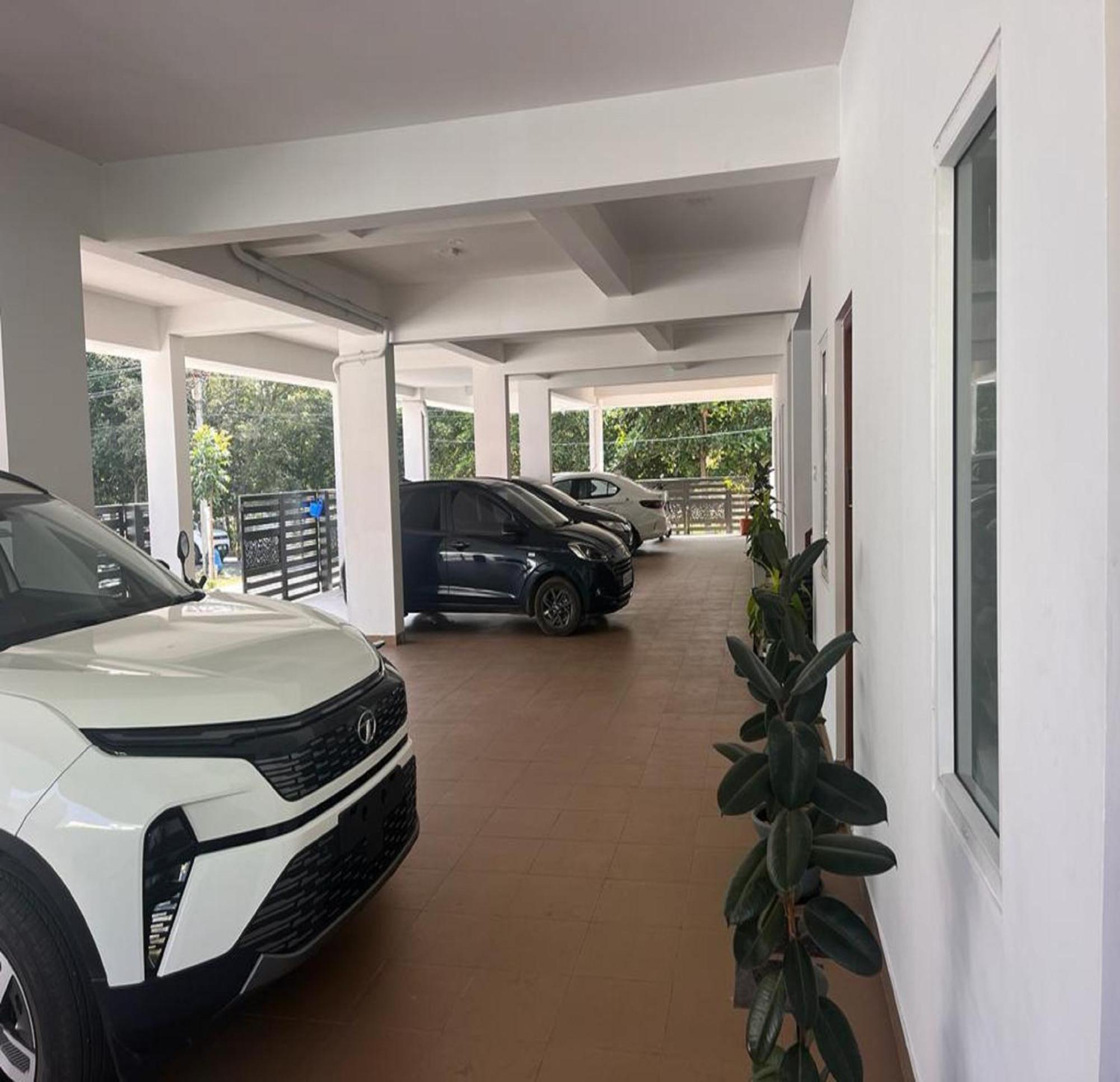 Thulasi Avenue Inn Pollāchi Exteriör bild