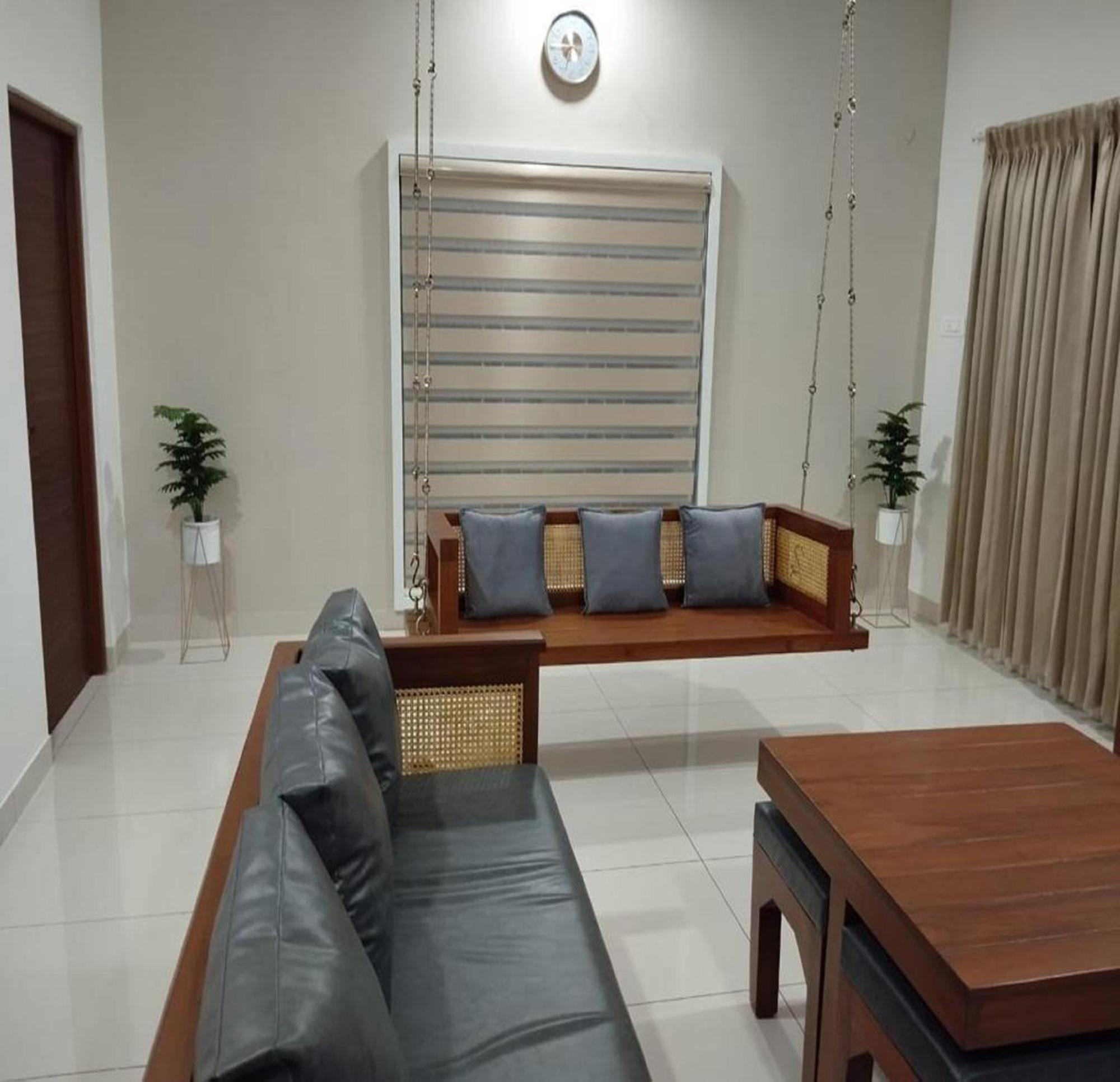 Thulasi Avenue Inn Pollāchi Exteriör bild