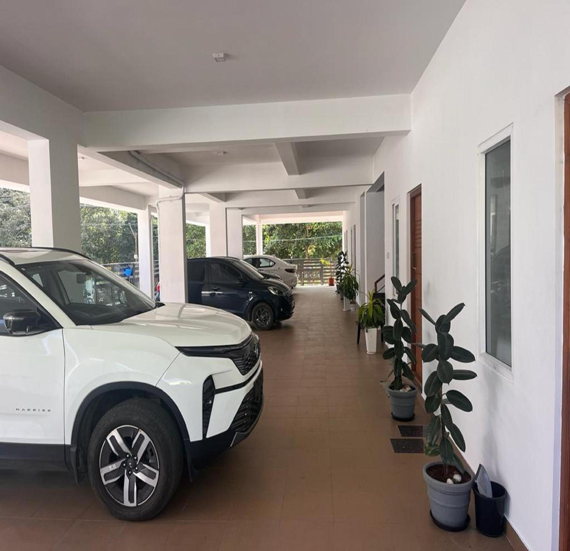Thulasi Avenue Inn Pollāchi Exteriör bild