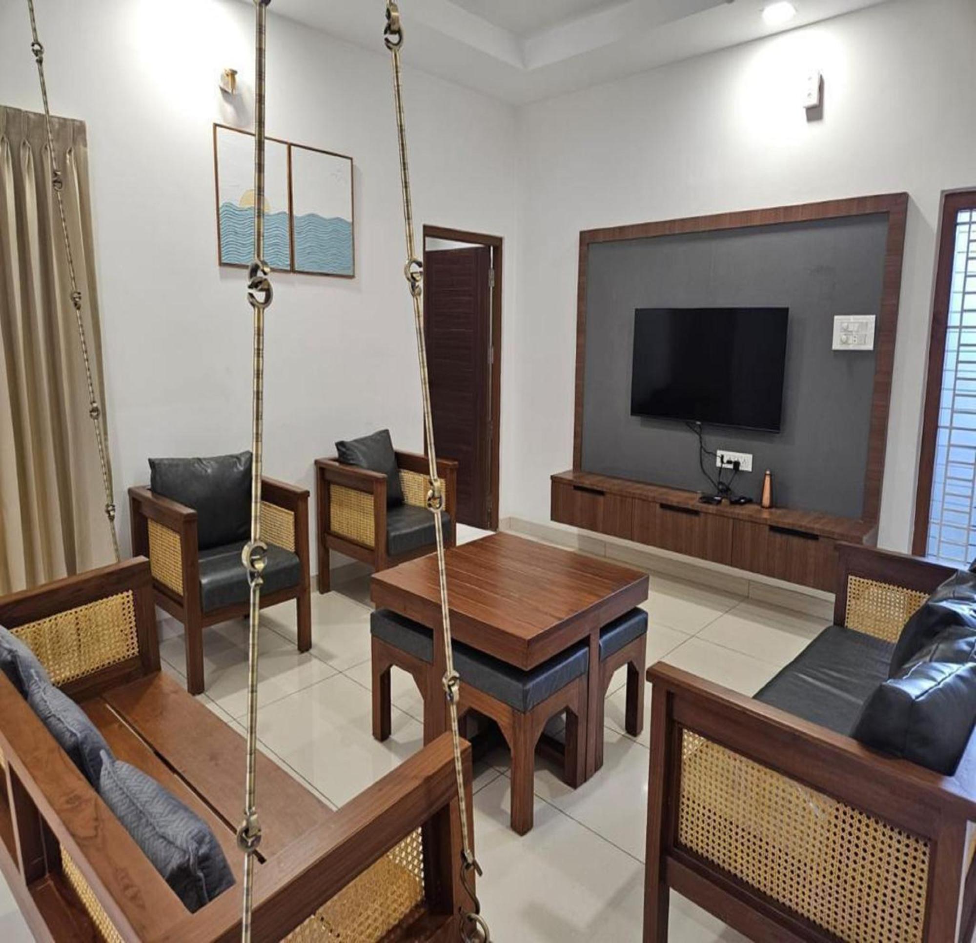 Thulasi Avenue Inn Pollāchi Exteriör bild