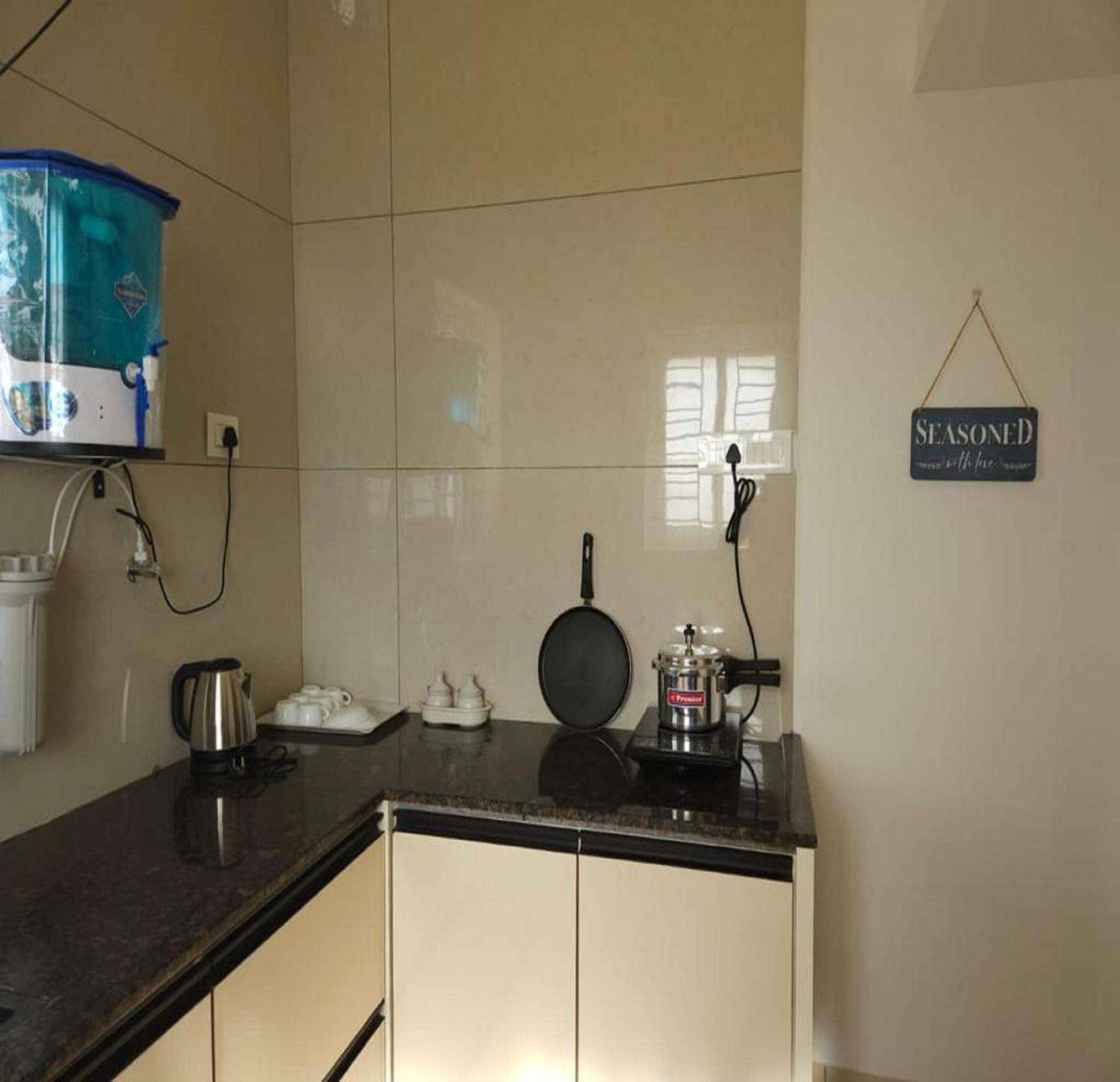 Thulasi Avenue Inn Pollāchi Exteriör bild