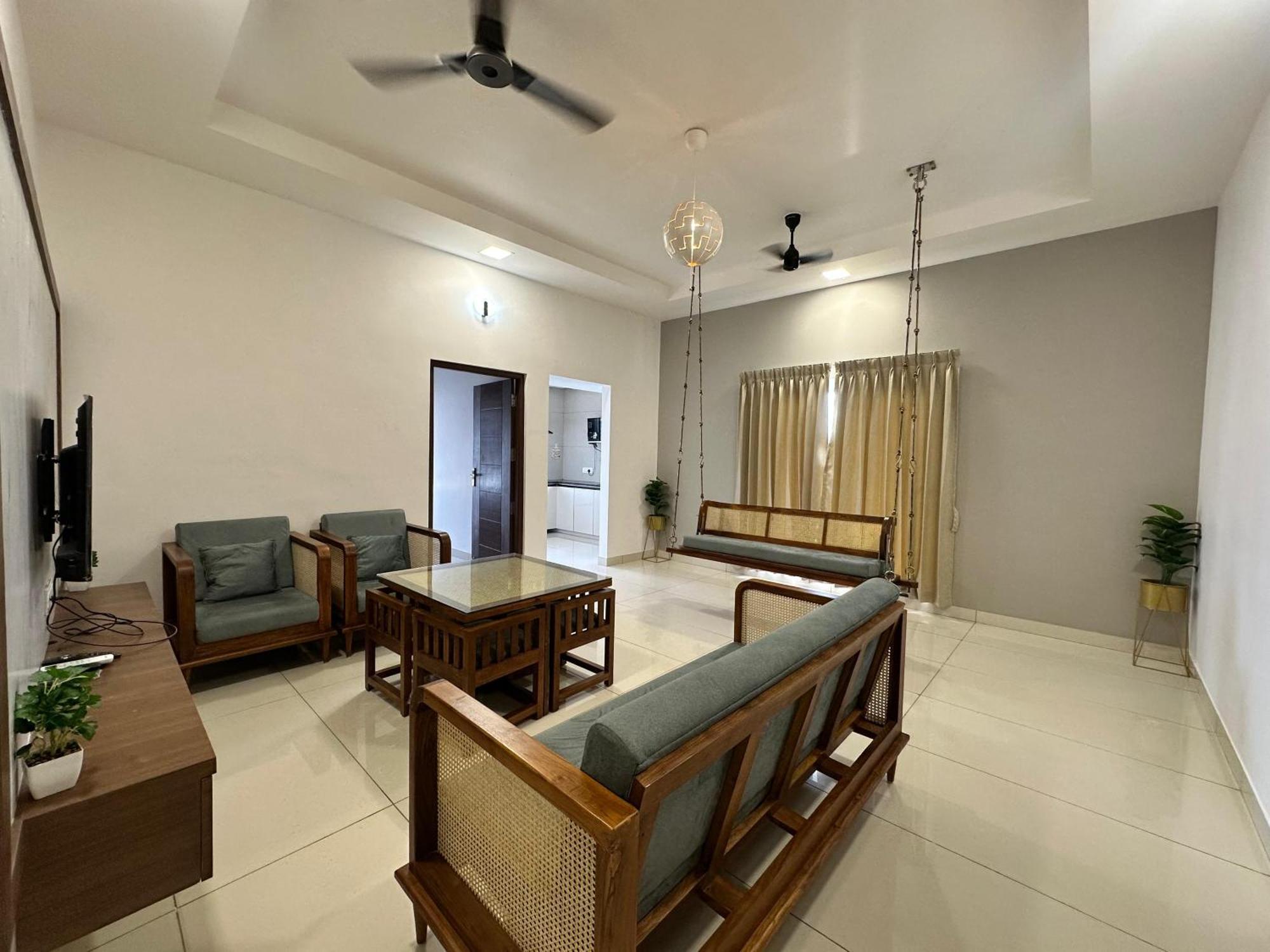 Thulasi Avenue Inn Pollāchi Exteriör bild